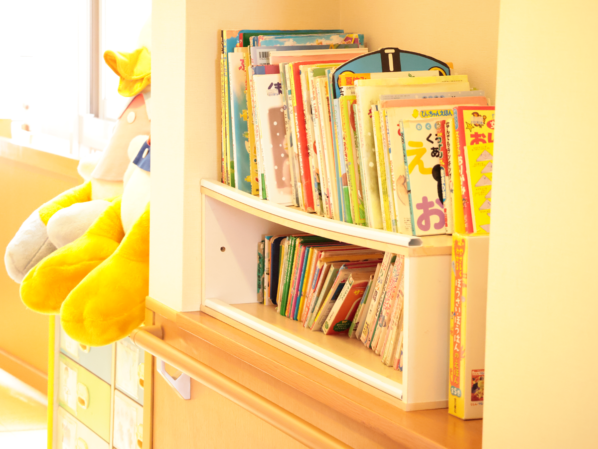 翠会ヘルスケアグループ　事業所内保育所　なごみ保育園　絵本だな